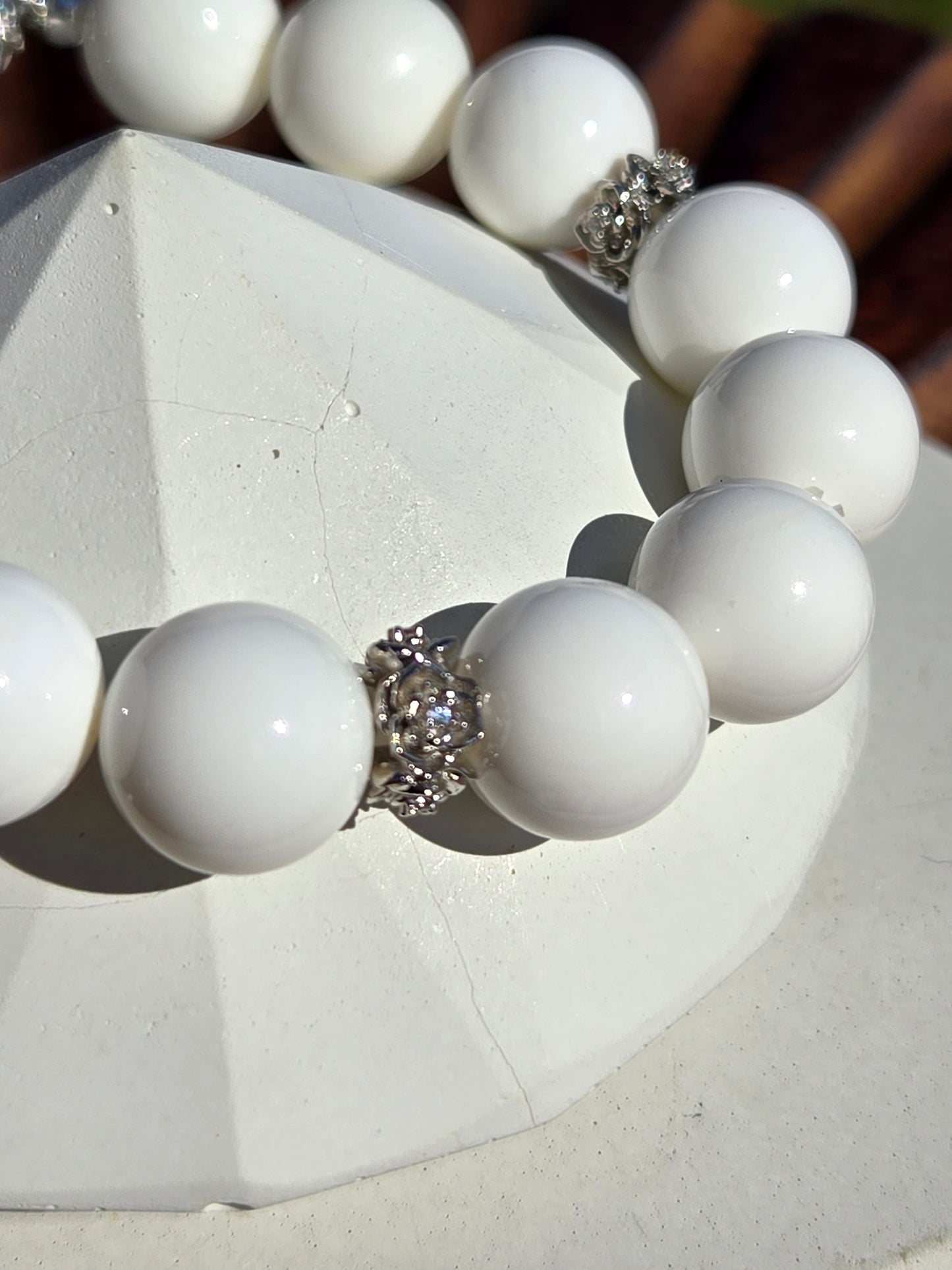 Elegant White Agate Flower & Tridacna Stretch Bracelet with Silvertone Accents