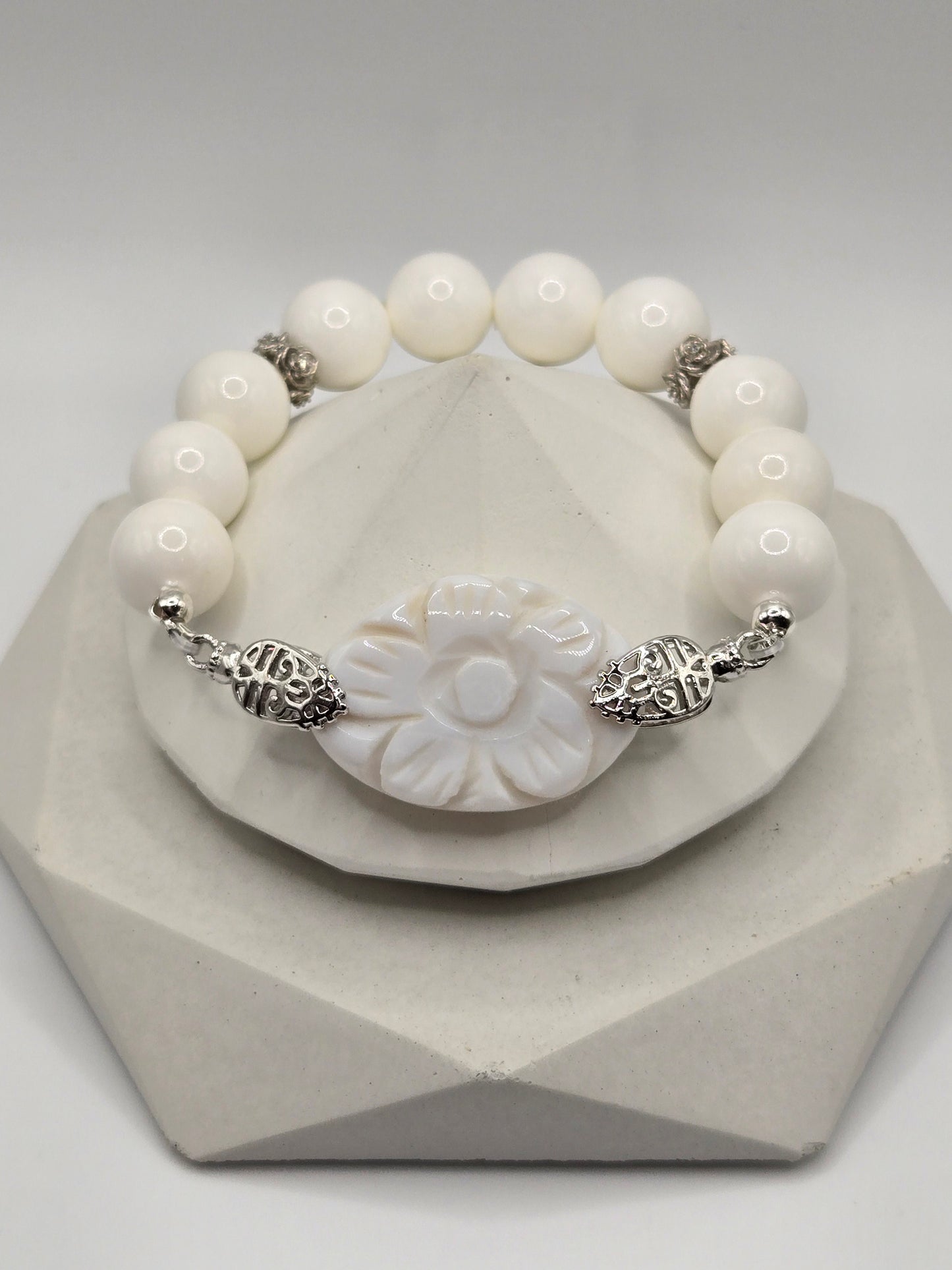 Elegant White Agate Flower & Tridacna Stretch Bracelet with Silvertone Accents