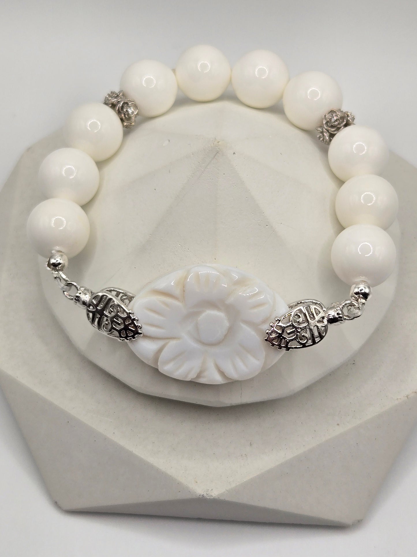 Elegant White Agate Flower & Tridacna Stretch Bracelet with Silvertone Accents