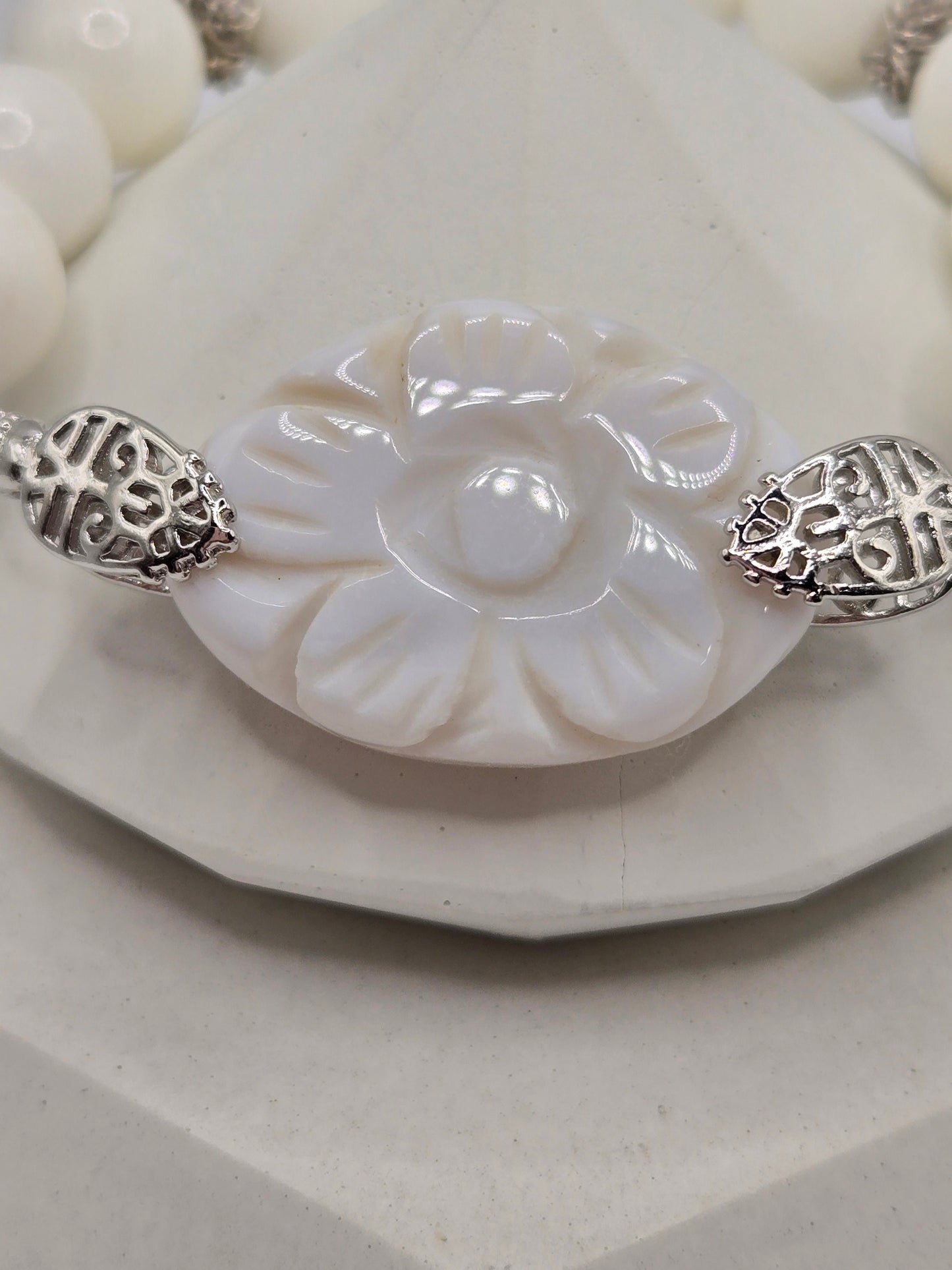 Elegant White Agate Flower & Tridacna Stretch Bracelet with Silvertone Accents