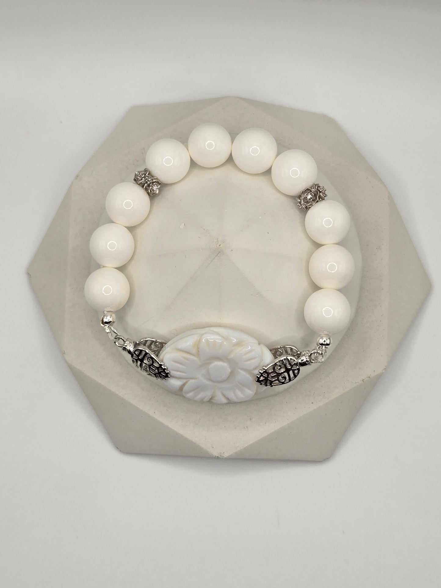 Elegant White Agate Flower & Tridacna Stretch Bracelet with Silvertone Accents