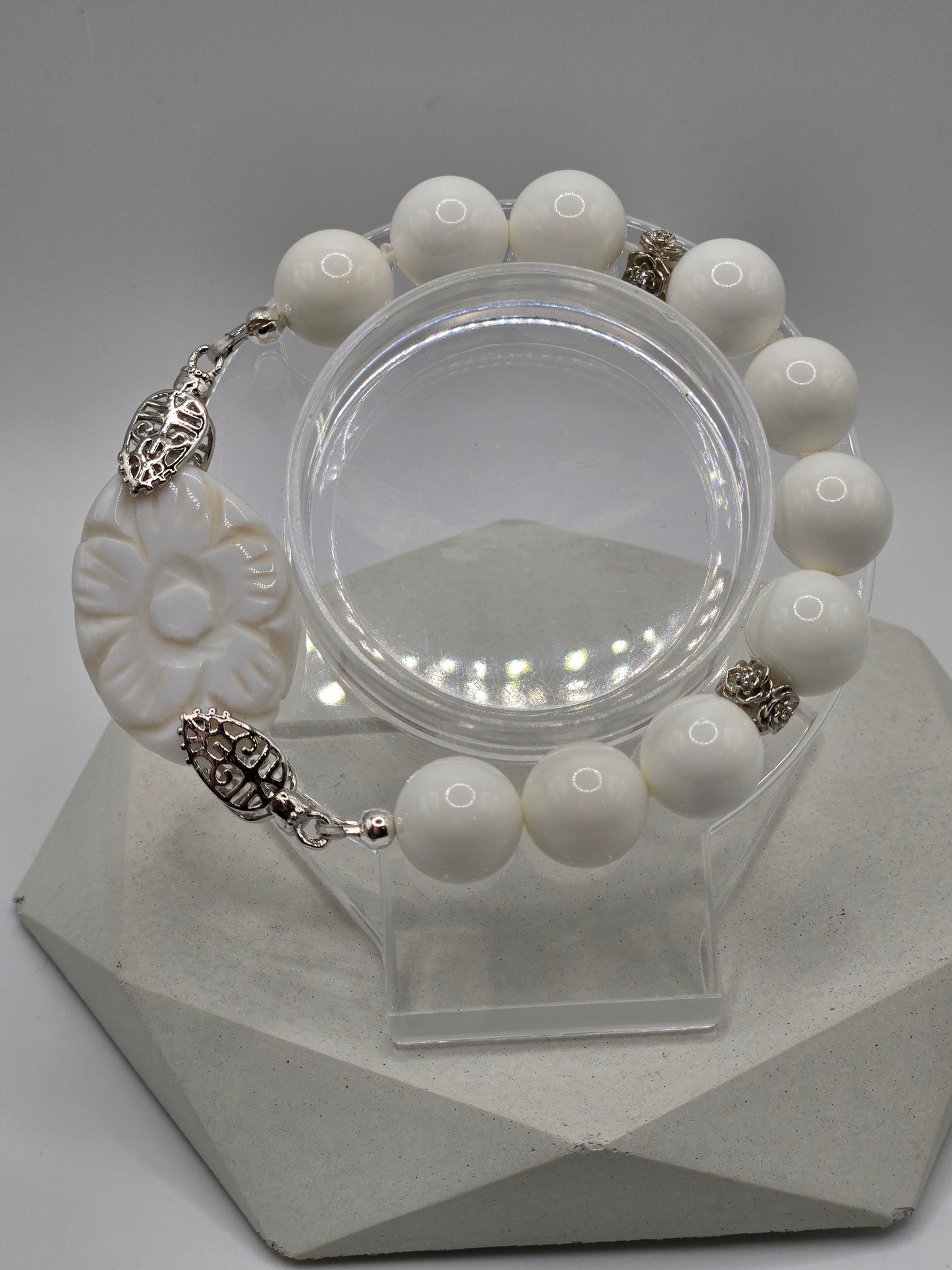 Elegant White Agate Flower & Tridacna Stretch Bracelet with Silvertone Accents