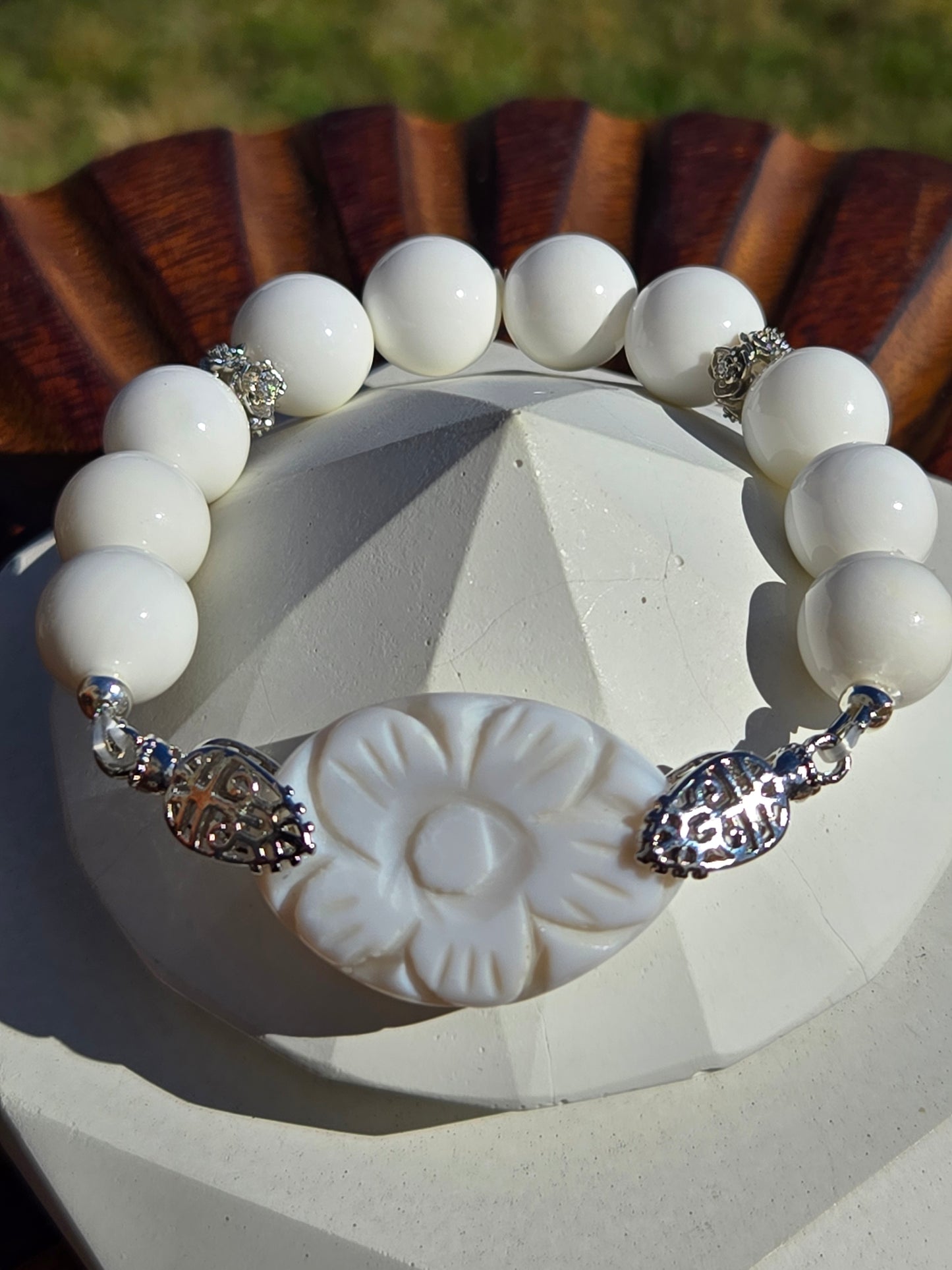Elegant White Agate Flower & Tridacna Stretch Bracelet with Silvertone Accents
