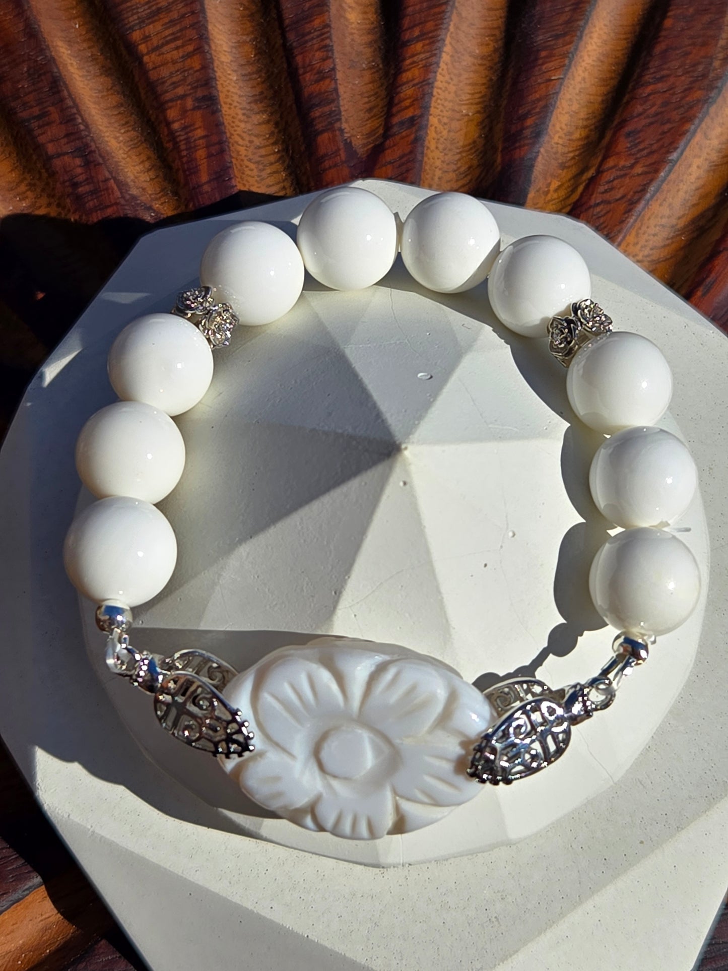 Elegant White Agate Flower & Tridacna Stretch Bracelet with Silvertone Accents