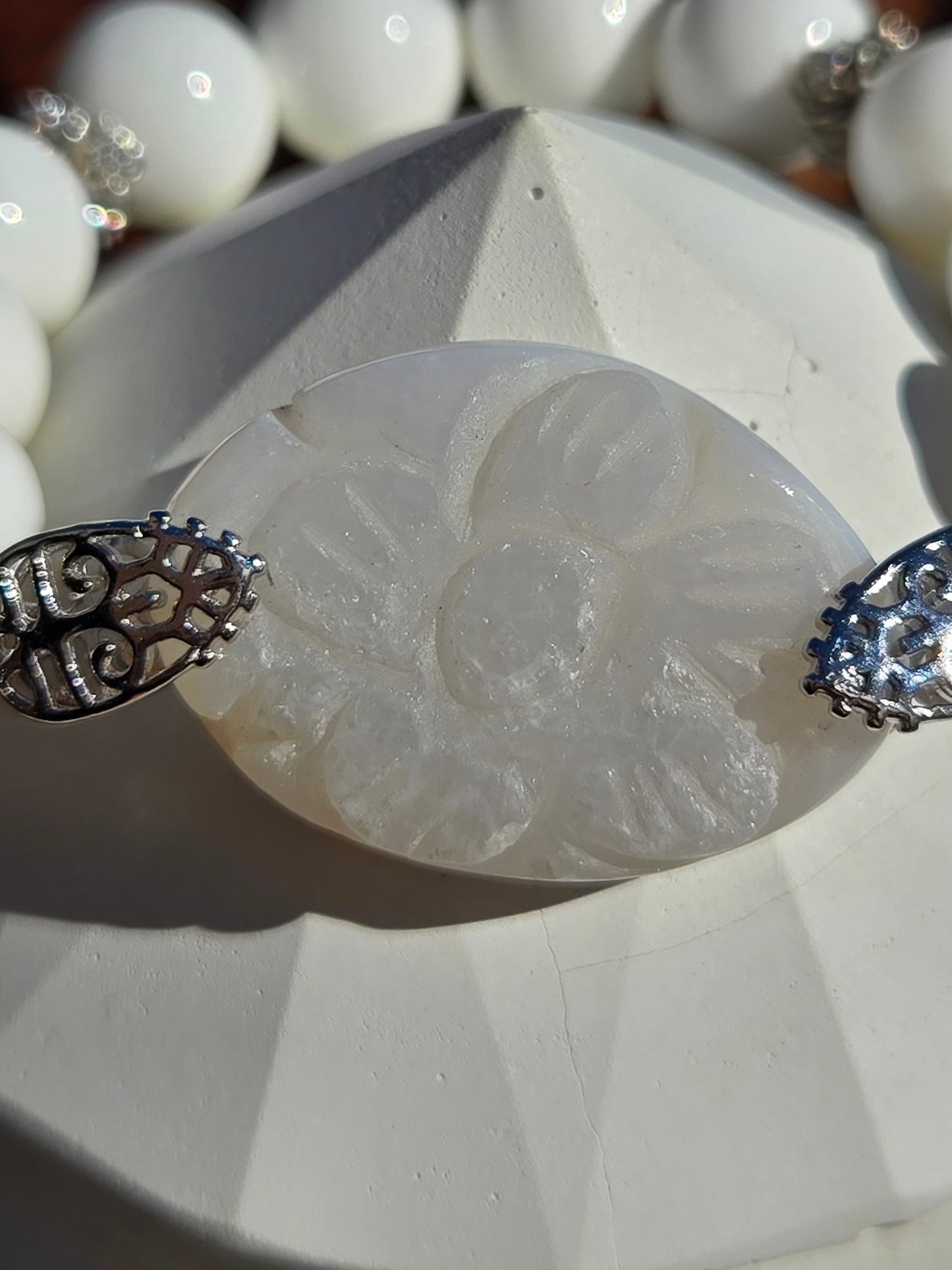 Elegant White Agate Flower & Tridacna Stretch Bracelet with Silvertone Accents