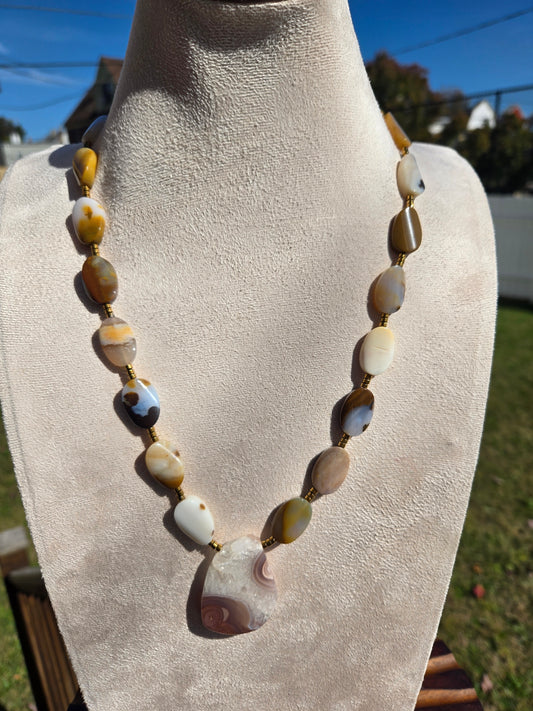 Agate Necklace with Mixed Beige and White Crackle Agate Pendant