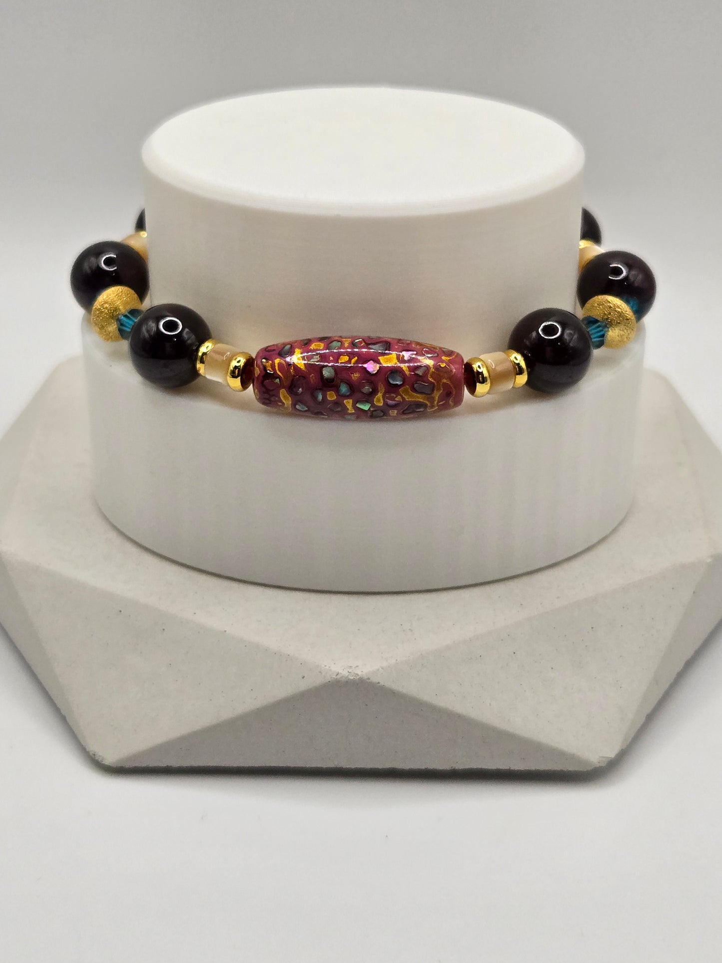 Daqi, Garnet and Shell Bracelet