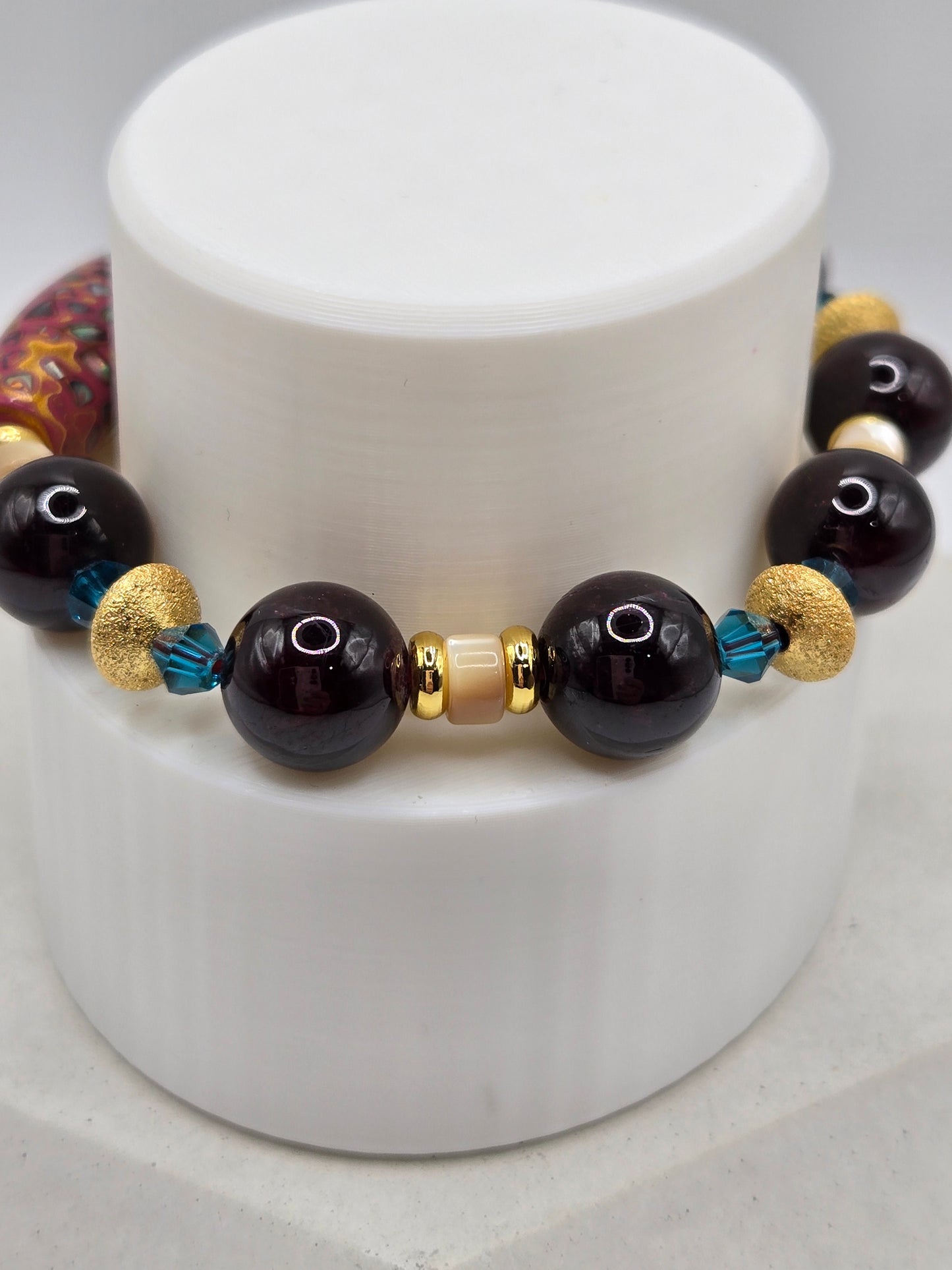 Daqi, Garnet and Shell Bracelet