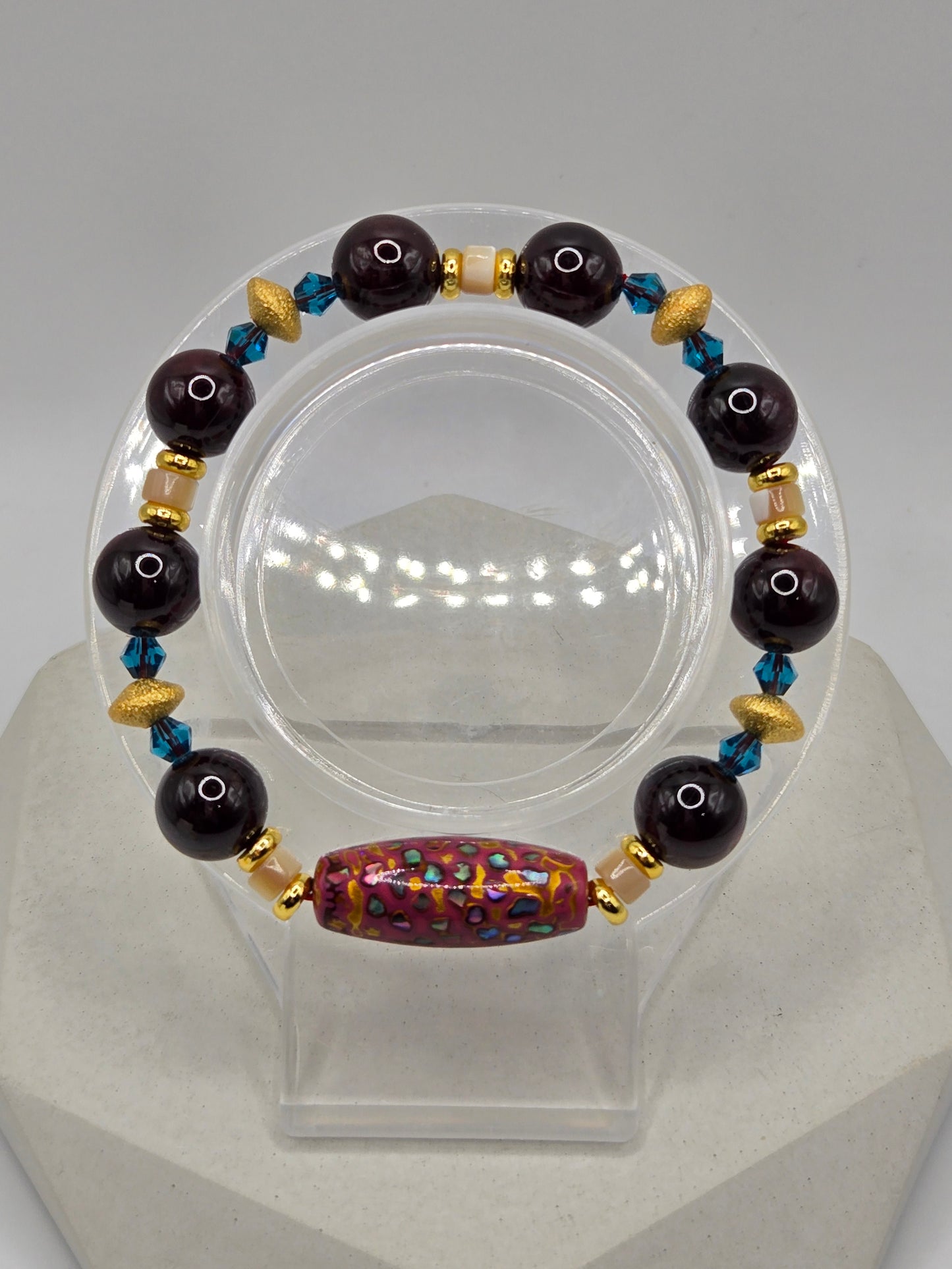 Daqi, Garnet and Shell Bracelet