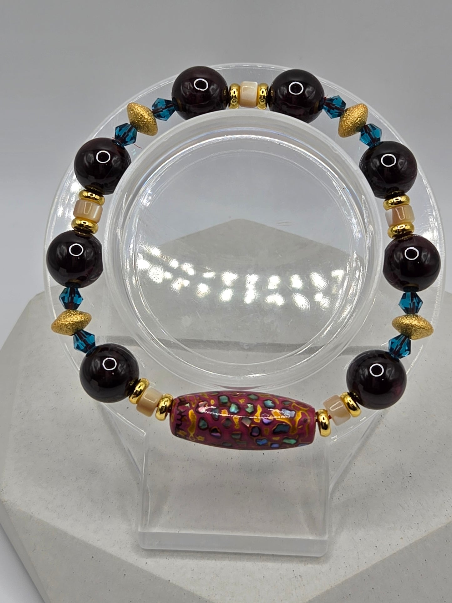 Daqi, Garnet and Shell Bracelet