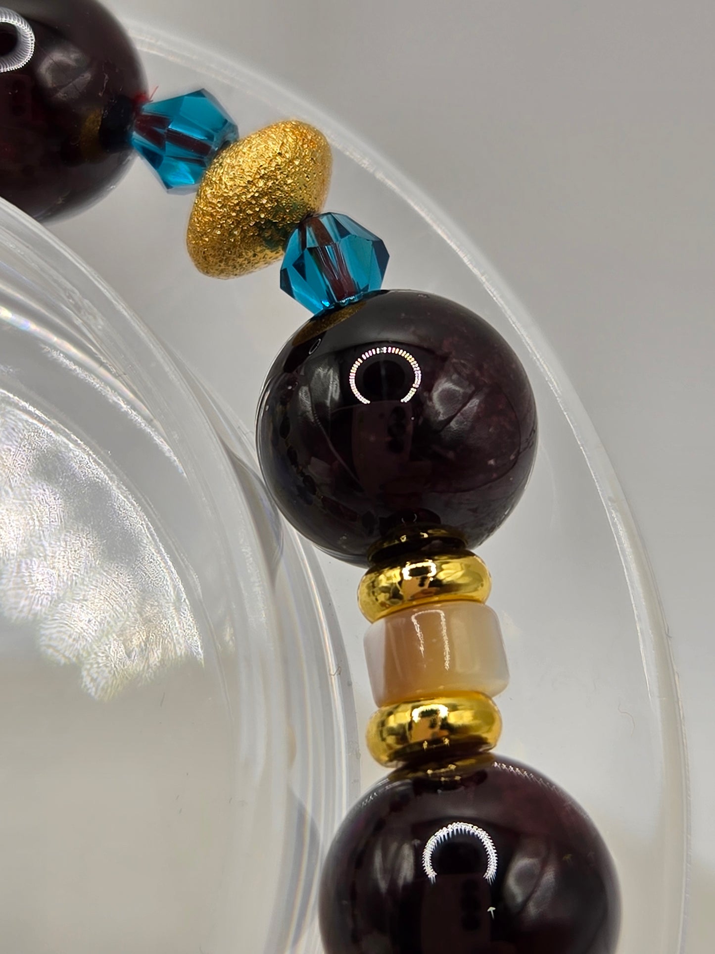 Daqi, Garnet and Shell Bracelet